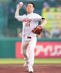ノーバウンド投球を完遂させた田原俊彦さん。この日は３度登場してスタンドを沸かせた。写真：産経新聞社