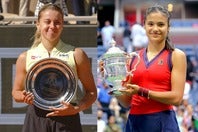 今回の全仏で予選から勝ち上がり決勝進出を果たしたフワリンスカ（左）を、2021年の全米で予選から頂点に駆け上がったラドゥカヌが称賛した。(C)Getty Images