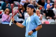 予選を勝ち上がった島袋将は2022年のウインブルドンで準優勝しているキリオスを相手に逆転勝利を飾り、自身初となるツアー８強入りを決めた。(C)Getty Images