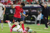 韓国代表DFのイ・ハンボム（背番号２）とチェコ代表シュルツ（背番号15）。(C)Getty Images