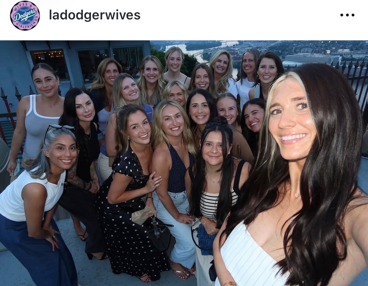 ディナーショットをアップしたドジャースの奥さま会。写真：公式インスタグラム投稿（＠ ladodgerwives）