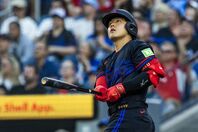 岡本和真がヤンキース戦で特大アーチを放った。(C) Getty Images