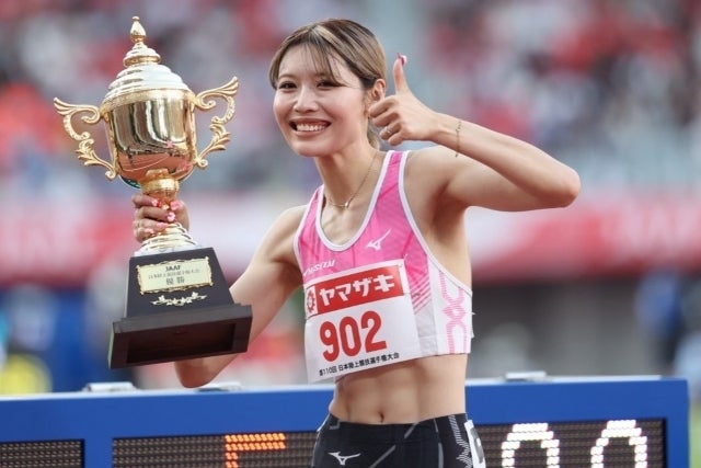 女子100メートルハードルを逆転で制した中島。写真：滝川敏之