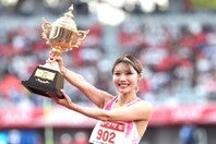 女子100m障害を逆転で制した中島ひとみ。写真：滝川敏之