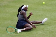 「HSBC選手権」で足を滑らせ転倒し、左ヒザを負傷したエムボコ。治療に専念するためウインブルドン欠場を余儀なくされた。（C）Getty Images
