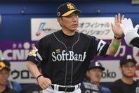 交流戦でトップを走るソフトバンクの小久保監督。写真：鈴木颯太朗