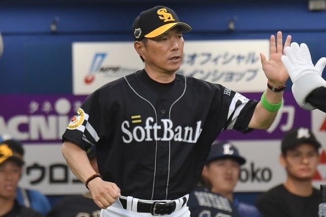交流戦でトップを走るソフトバンクの小久保監督。写真：鈴木颯太朗