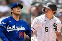 山本由伸（左）と村上宗隆（右）のジェスチャーでのやりとりが話題だ。(C) Getty Images