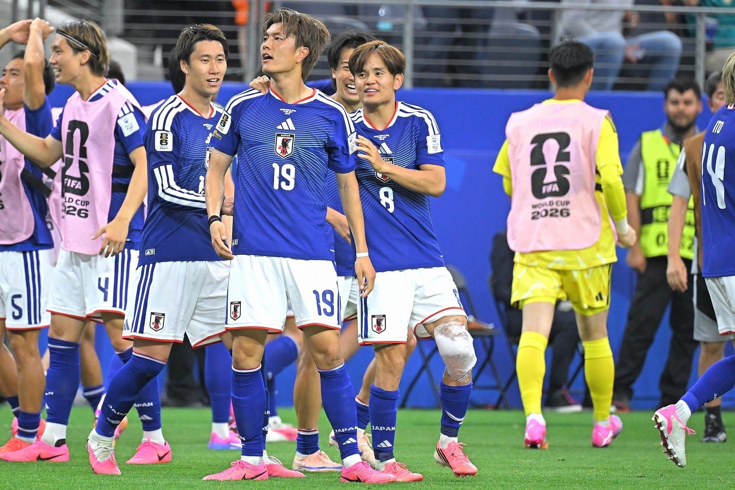 左足をかばいながら小川（19）に駆け寄る久保（８）。写真：金子拓弥（THE DIGEST写真部／JMPA代表撮影）