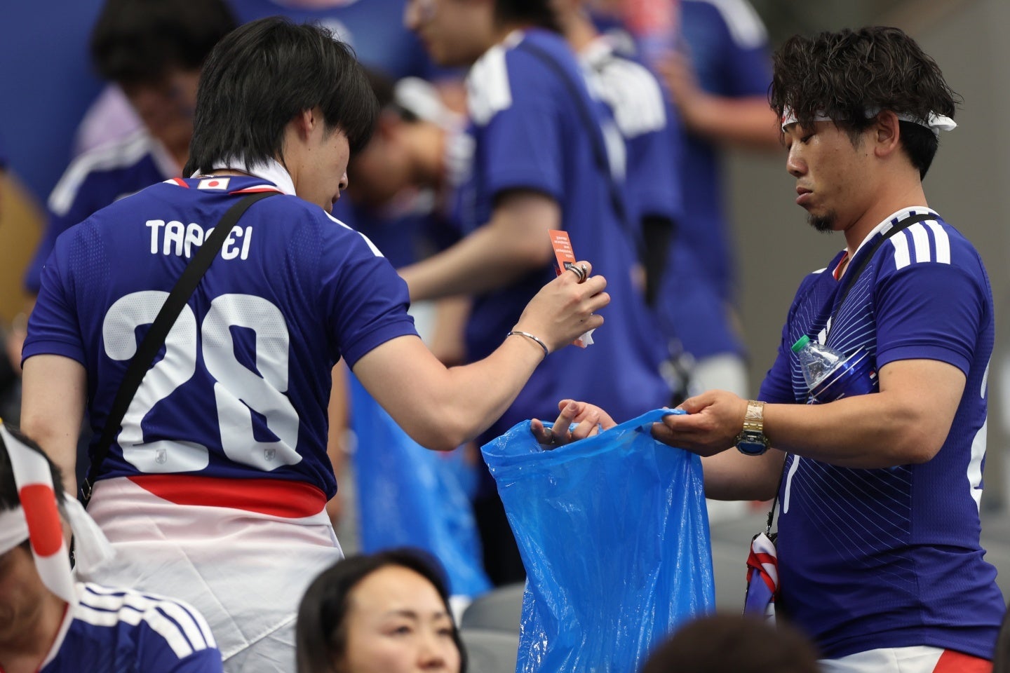 オランダ戦後、日本人サポーターはゴミ拾いをしてからスタジアムを去った。(C)Getty Images
