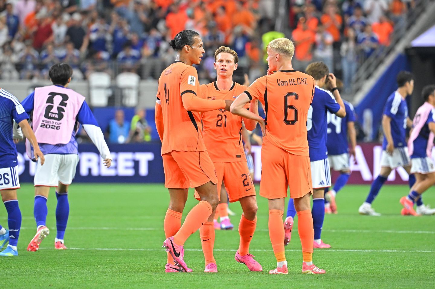 試合後にはファン・ダイクやデ・ヨングといった主力選手がピッチ上で話し合う姿も…。写真：金子拓弥（THE DIGEST写真部／JMPA代表撮影）