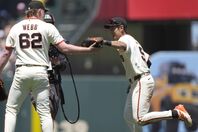 超絶美技を披露したイ・ジョンフ（右）を出迎えるウェブ（左）。(C)Getty Images