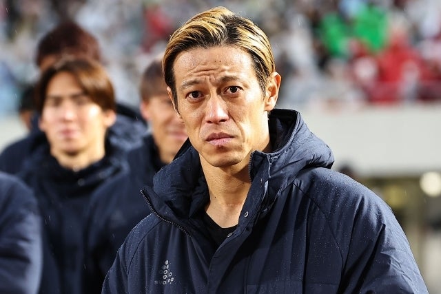 前回のカタールW杯に続き、試合の生中継で解説を務めている本田圭佑。写真：梅月智史（THE DIGEST写真部）