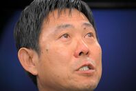 試合前の国歌斉唱で涙を浮かべる森保監督。最後まで諦めない戦いぶりが各国のメディアから賞賛された。写真：金子拓弥（THE DIGEST写真部／JMPA代表撮影）