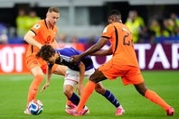 オランダのDFドゥムフリース（22番）と接触した日本代表の久保建英が、左ひざを痛めて負傷交代した。(C)Getty Images