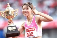 女子100m障害を逆転で制した中島ひとみ。日本選手権を初制覇した。写真：滝川敏之