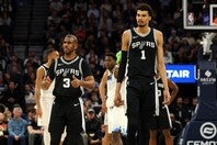 今季のスパーズに経験豊富なポール(左)がいれば、ファイナルの結果は違うものになっていたかもしれない。(C)Getty Images