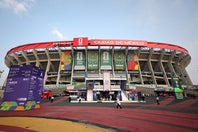 スタジアム周辺を歩いていた日本代表の青いユニホーム姿のお笑い芸人が、現地放送局のインタビューを受けた。(C) Getty Images