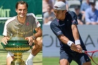 芝シリーズで好調を維持する島袋将（右）。フェデラー（左）が大きな足跡を残したハーレでは、憧れ続けた巨星に思いをはせた。(C)Getty Images