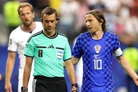 クロアチア代表モドリッチは主審に抗議する。(C)Getty Images