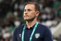 ウズベキスタン代表のカンナバーロ監督。右胸には「て」にも見える、「７」をデザインしたロゴ。(C) Getty Images