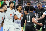 ホームユニホームがともに白色の両チーム。この試合ではイランが白、ニュージーランドがアウェー用の黒を着用した。(C)Getty Images