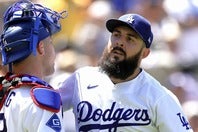 ラッシング（左）に励まされながら無事チームを勝利に導いたベシア（右）。(C) Getty Images