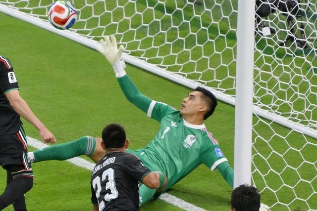 韓国戦の87分、連続で放たれた枠内シュートを立て続けに阻止したメキシコのGKランヘル。(C)Getty Images