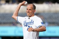 ロイヤルズの本拠地で始球式を行なったイングランド代表監督のトゥヘル。(C)Getty Images