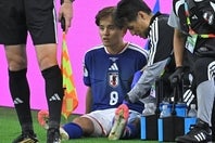 オランダ戦で71分に左膝を負傷し、ピッチ脇で治療を受ける久保。ピッチに戻ることはなかった。写真：金子拓弥（THE DIGEST写真部／JMPA代表撮影）