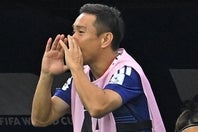 オランダ戦に出場できなかったが、ベンチからチームを鼓舞した日本の長友。写真：金子拓弥（THE DIGEST写真部／JMPA代表撮影）