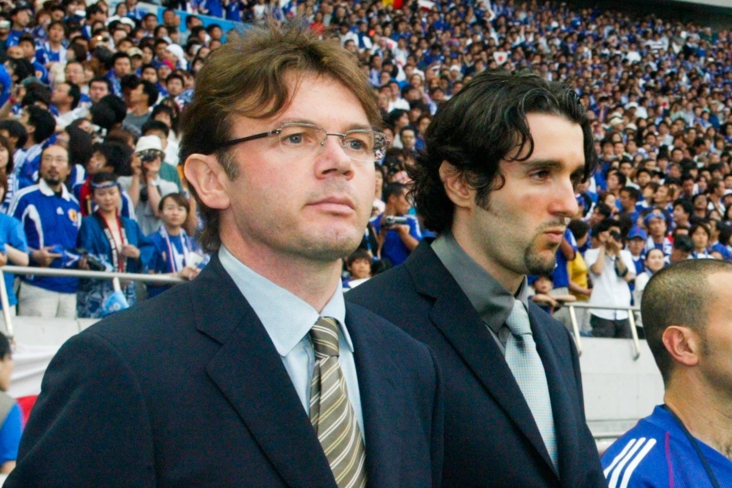 2002年日韓W杯で日本代表監督を務めたトルシエ氏（左）と通訳のダバディ氏（右）。(C)Getty Images