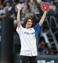 始球式を務めたカーリング・フィルティウスのスキップ、吉村紗也香。写真：産経新聞社
