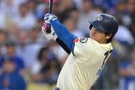 大谷は父親リストには入らず、妻・真美子さんの出産後にラインナップに加わり、16号ホームランを放った。(C) Getty Images