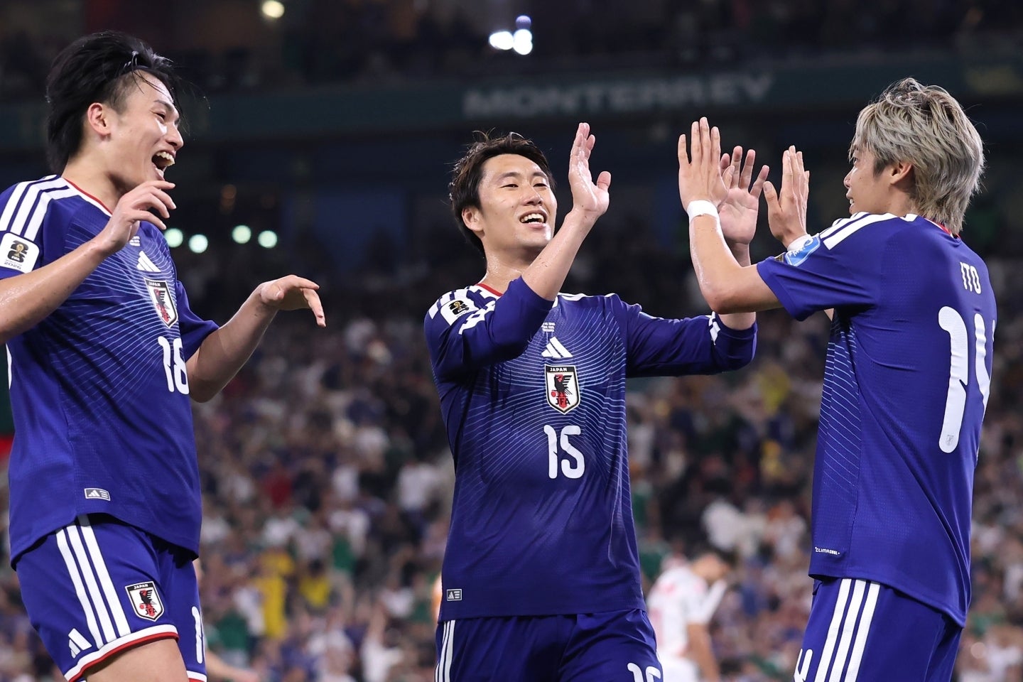 鎌田大地（中）が１点、上田綺世（左）が２点、伊東純也が１点を決めて、日本代表がチュニジアに４-０で勝利した。(C)Getty Images