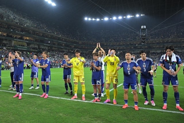 チュニジアに圧勝し、試合後にファン・サポーターの声援にこたえる日本の選手たち。写真：金子拓弥（THE DIGEST写真部／JMPA代表撮影）