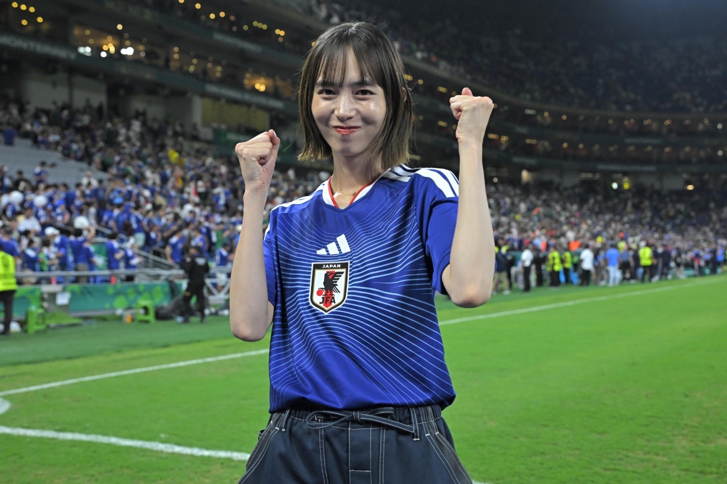女優の井桁弘恵さん。試合後、ガッツポーズを披露してくれた。写真：金子拓弥（THE DIGEST写真部／JMPA代表撮影）