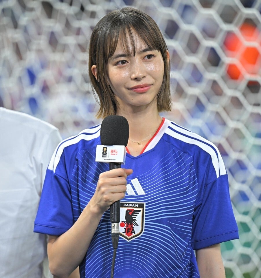 女優の井桁弘恵さん。日本代表ユニを着て最前線でチュニジア戦を見守った。写真：金子拓弥（THE DIGEST写真部／JMPA代表撮影）