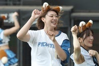 きつねダンスを踊るバレーボール女子の野中瑠衣。写真：産経新聞社