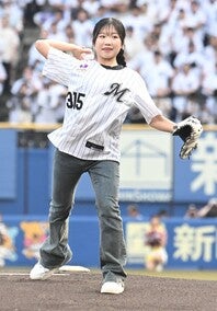 ロッテ戦の始球式に登板したフィギュアスケート女子の中井亜美。写真：産経新聞社