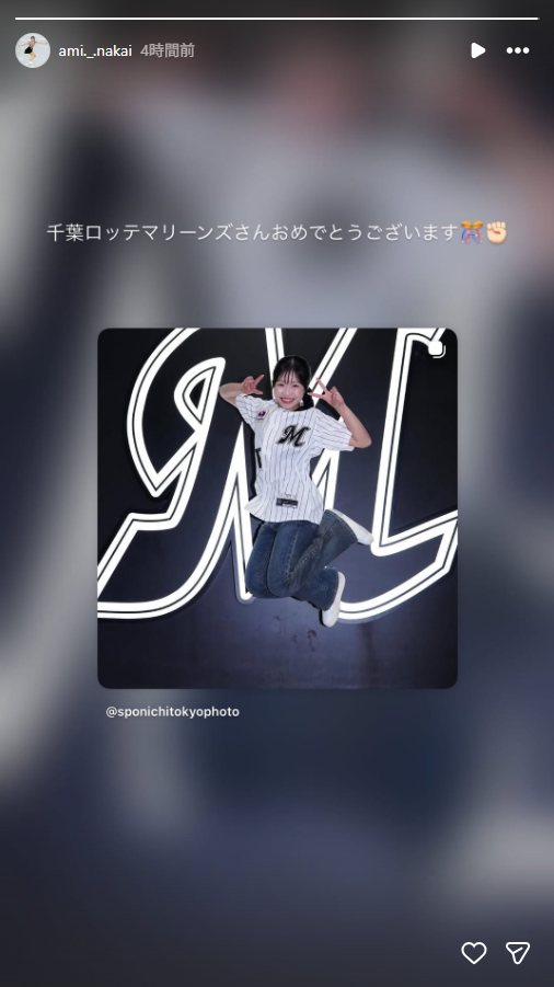 始球式を終えた中井亜美。ピースしながらジャンプした。画像は本人のインスタグラムのスクリーンショット。