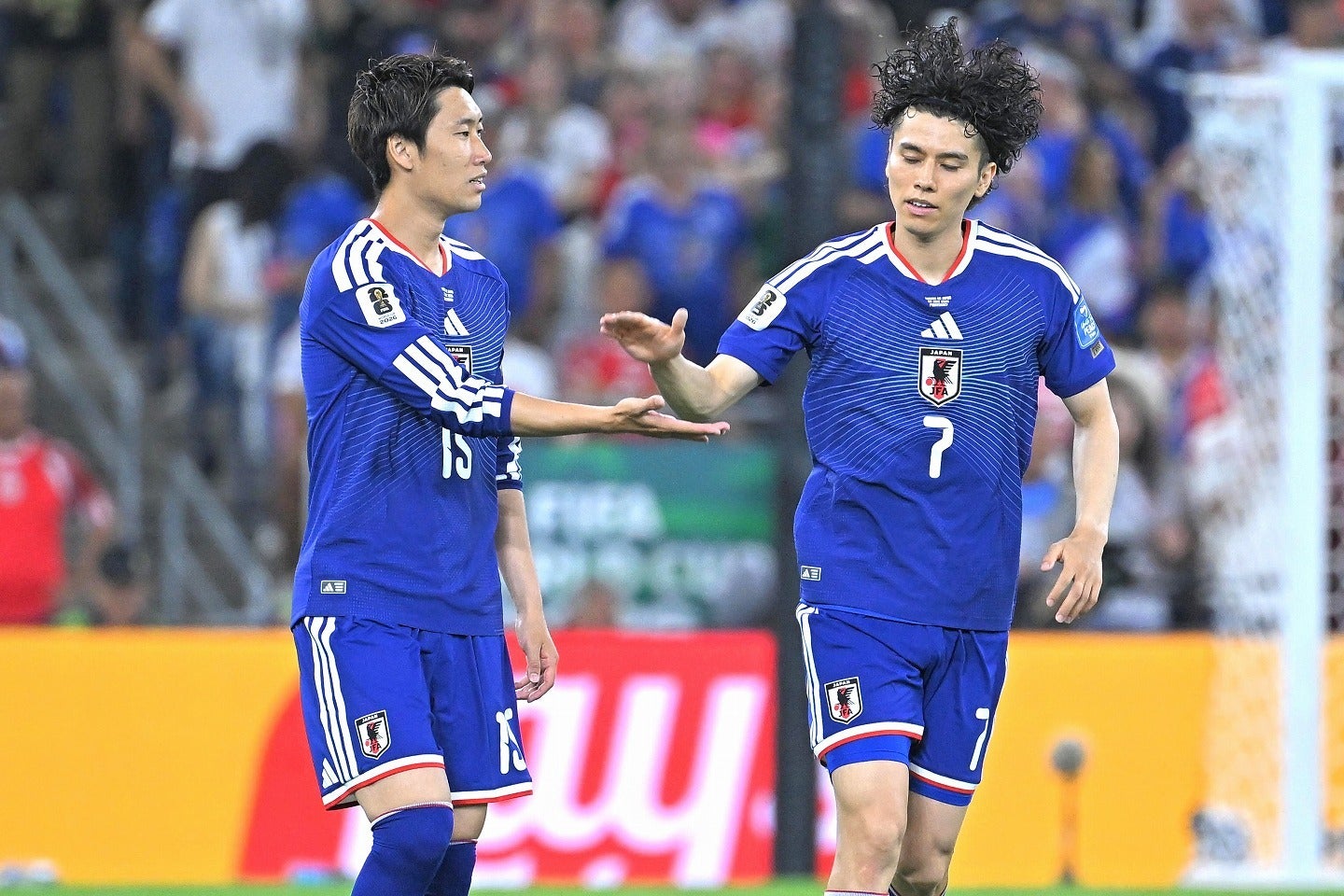 サムライブルーの大勝に貢献した鎌田（左）と田中（右）。写真：金子拓弥（THE DIGEST写真部／JMPA代表撮影）