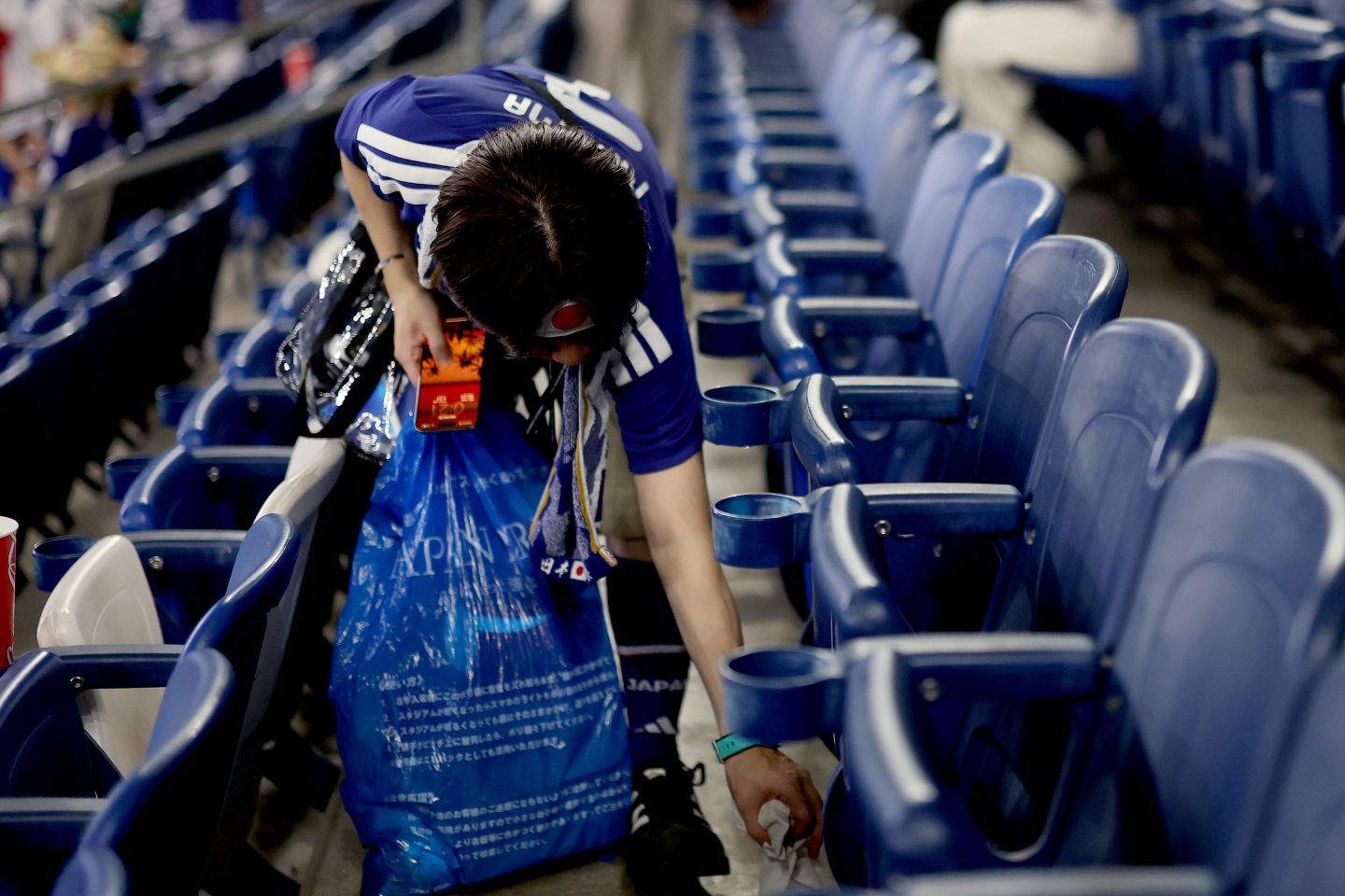 日本人サポーターの試合後の清掃は、今大会も注目を集めているが…。(C) Getty Images