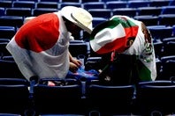 世界中から称賛を集めた日本人サポーターによるゴミ拾い。(C) Getty Images