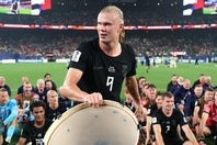ハーランドの２点などで決勝トーナメント進出を決めたノルウェー代表。試合後にサポーターと喜びを分かち合った。(C)Getty Images