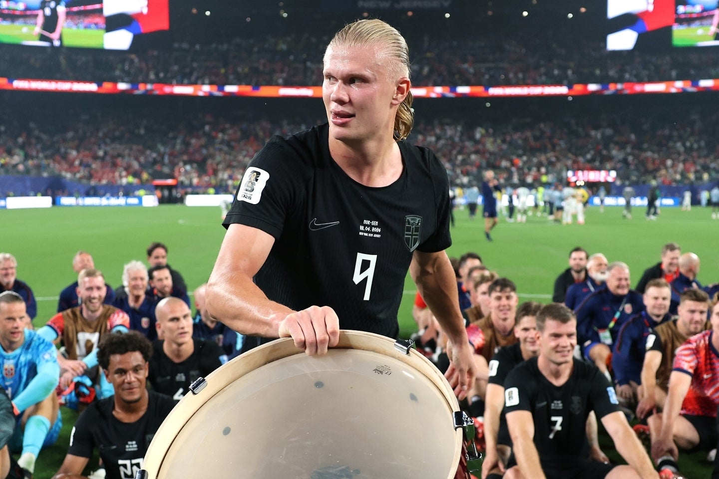 ハーランドの２点などで決勝トーナメント進出を決めたノルウェー代表。試合後にサポーターと喜びを分かち合った。(C)Getty Images