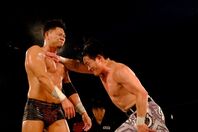 強烈な逆水平チョップを見舞うT-Hawk。写真：橋本宗洋