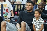 バックスからヒートへのトレードが発表されたヤニス。報道翌日は家族とWNBA観戦を楽しんでいた。(C)Getty Images
