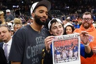 ニックスの53年ぶり優勝に貢献したブリッジズ。右は俳優のティモシー・シャラメ。(C)Getty Images