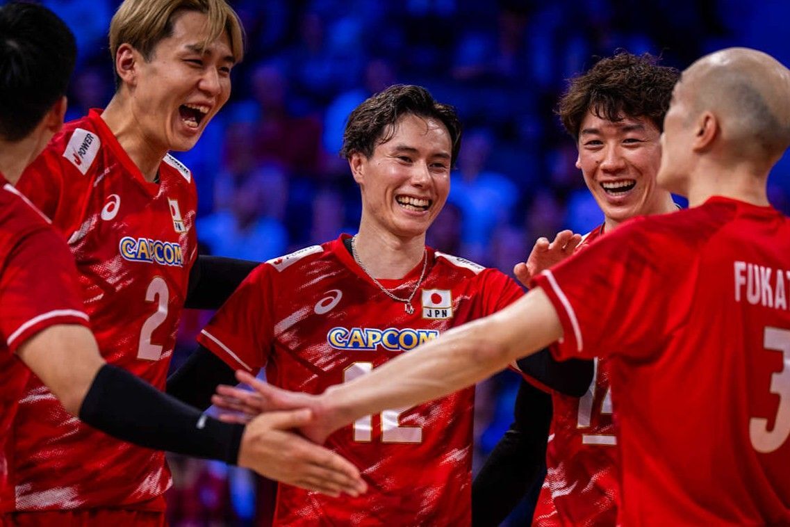 日本は高橋（中央）、石川（右から２番目）らが躍動した。(C) VOLLEYBALL WORLD
